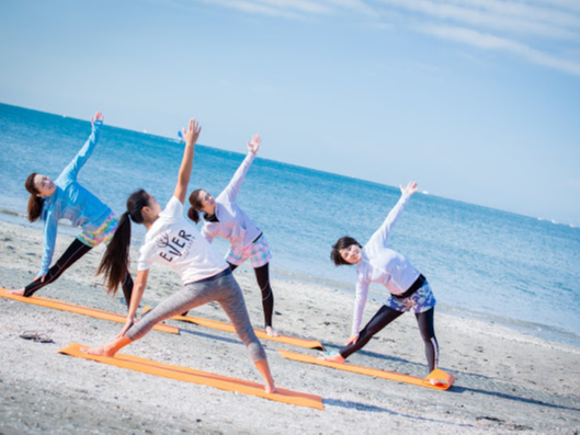 無理なく体を動かし、海辺で気持ちよくリセット。
