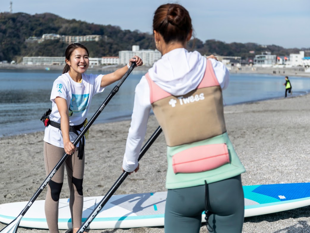 最初は逗子海岸のビーチで、インストラクターと基本的な漕ぎ方を練習しましょう。