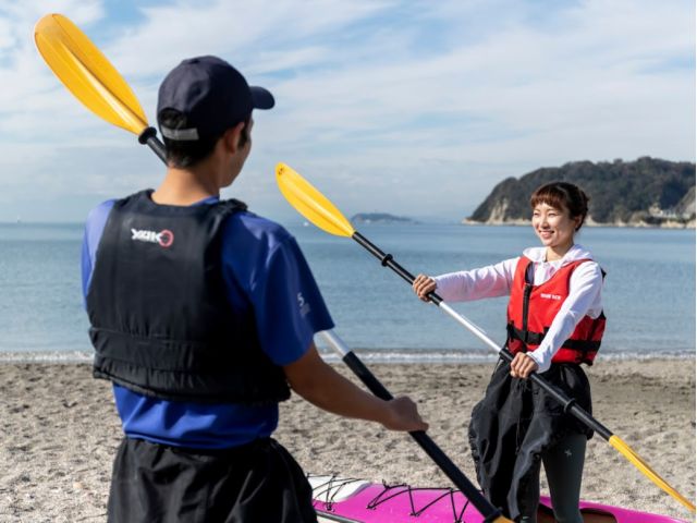 カヤックのインストラクターと基本的な漕ぎ方を練習しましょう。