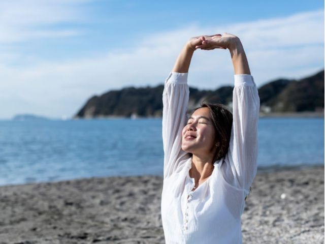 ビーチで太陽と風を感じながらのヨガはとてもリラックスできます。
