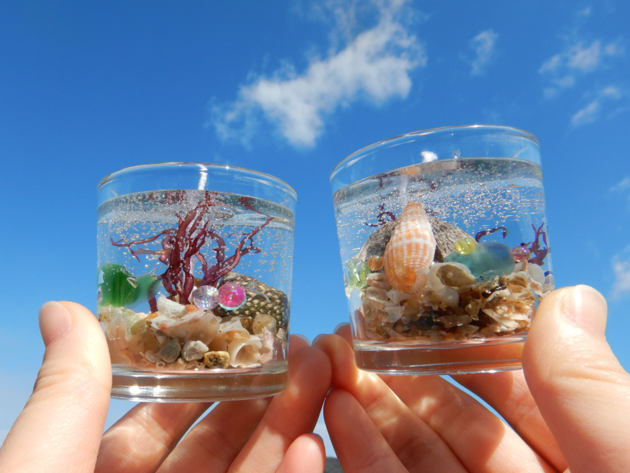 シーグラスや貝殻を使ってオリジナルのジェルキャンドルを作り