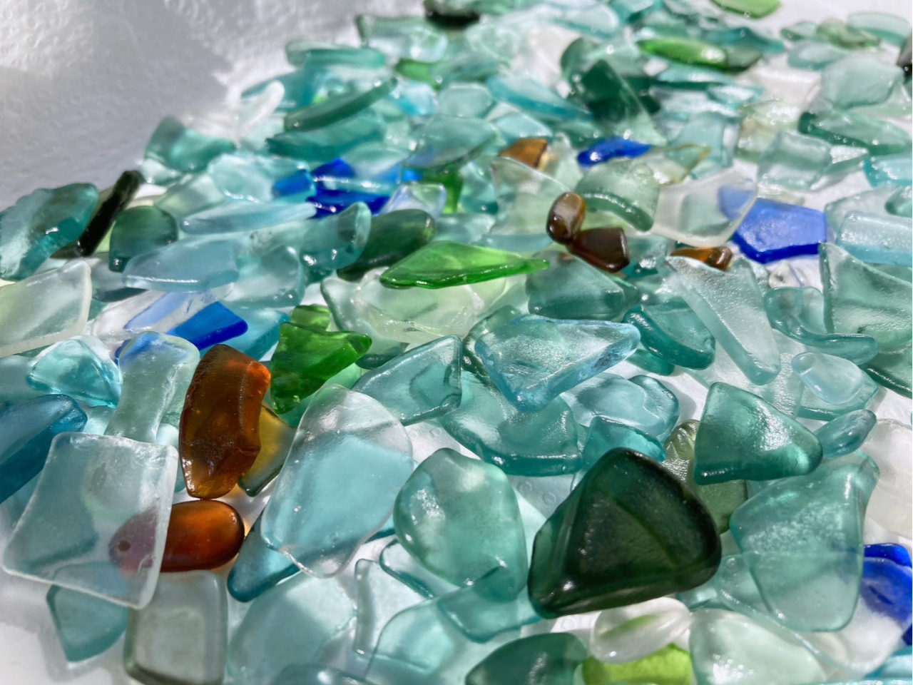 海辺でキラキラ光るシーグラスを使って、ジェルキャンドルを作ります