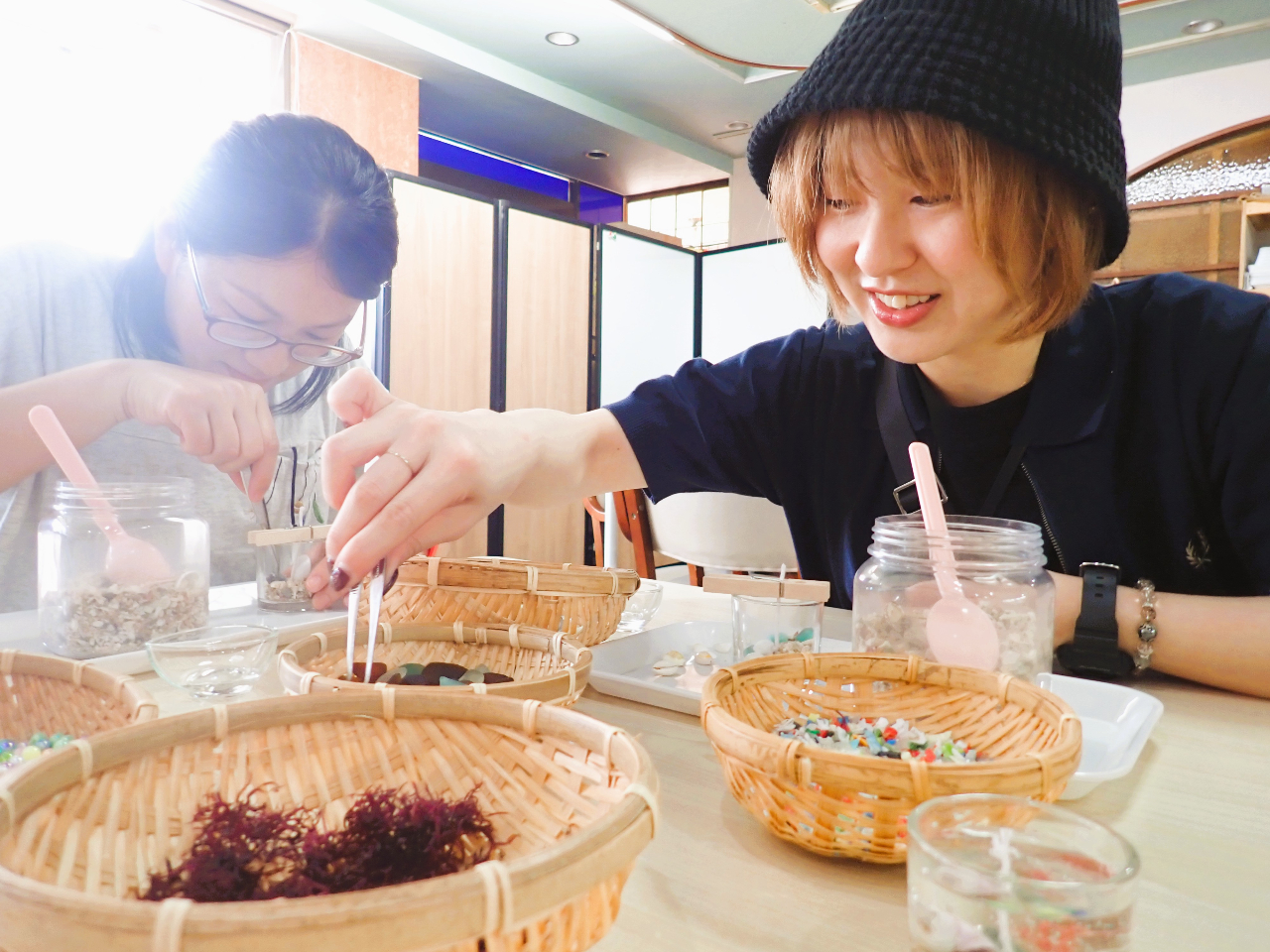 貝殻や海藻などお好みの材料を選びます