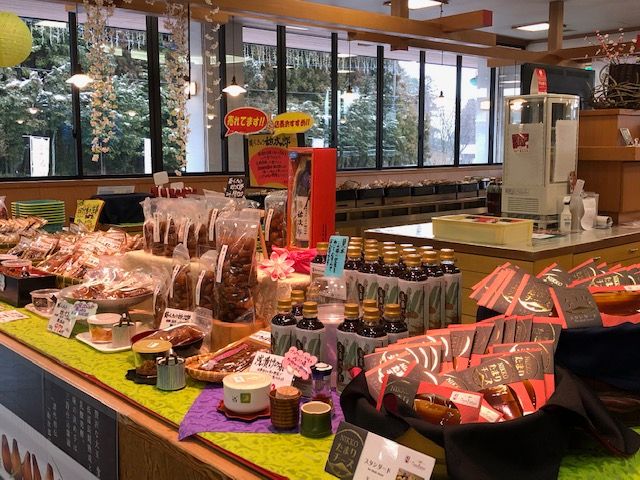 店内風景 自社製造品(漬物・お味噌・醤油類)以外にお菓子、ゆば、牧場製品、地酒などお土産品各種揃えております