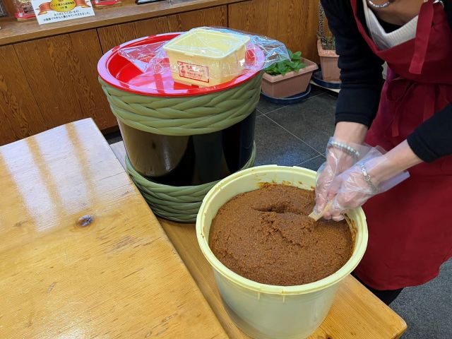 木べらの裏面にも味噌を着けるのがコツです!