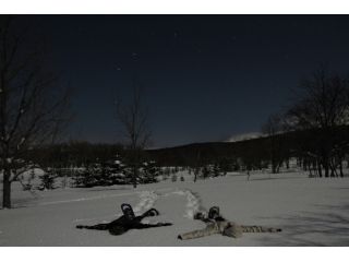 雪に寝転んで、夜空を見上げて耳を澄ませてみる時間。夜の森で知床の自然を感じてみませんか?