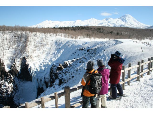 フレペの滝スノーシューハイキング。動物の話をしたり、時には雪に飛び込んだり、森と雪原を歩きながらのんびりとご案内します。凍った滝と海を見渡す絶景も!