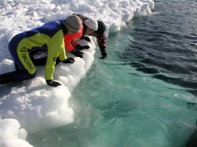流氷ウォークでは、特殊なスーツを着用します。流氷の上を歩いたり、遊んだりすることができる知床ならではのアクティビティです!