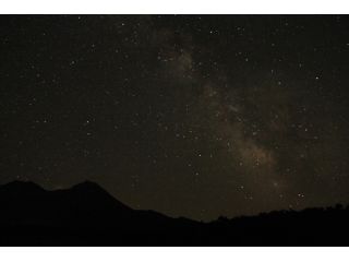 月の影響が少ない日はスターウォッチング。マットに寝転がってじっくりと夜空を眺めます。