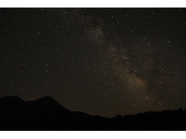 月の影響が少ない日はスターウォッチング。マットに寝転がってじっくりと夜空を眺めます。