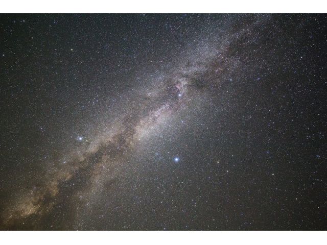 条件が良ければ美しい天の川が見られることも。※カメラで長時間露出をして撮影していますので、実際に目に見えるものとは異なります。