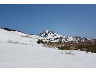見晴らしのいい雪原と羅臼岳。