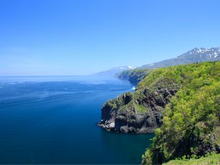 初夏の絶景。知床岬まで見渡せる迫力の断崖絶壁。知床らしいダイナミックな景観美です。