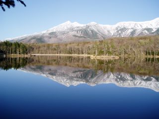 知床五湖の二湖では条件が合うと、残雪の山々が湖にくっきりと映り込む絶景が見られます。