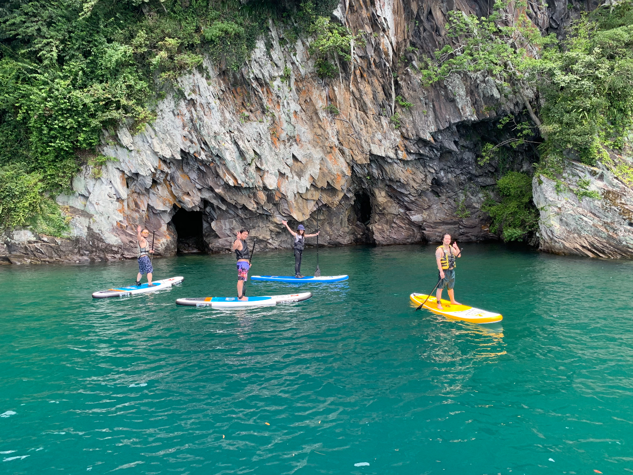 洞窟の前でハイ!チーズ(^O^)/