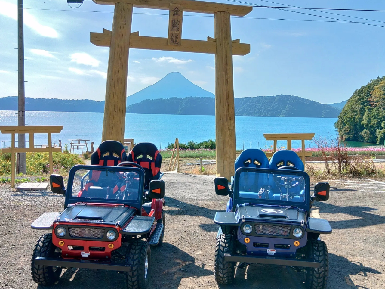 金運爆上げスポット!黄金の鳥居の前でハイ!チーズ(^_^)v