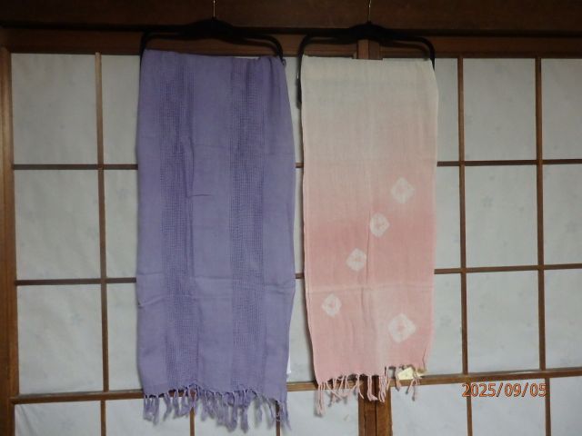 左:草木ぶどう染め 右:草木すおう染め(グラデーション)