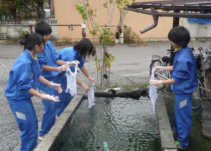 どんな柄が出来上がるかわくわくどきどき 中学生の体験学習