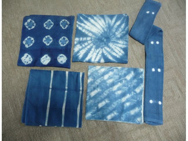 身近にある洗濯バサミ、ビー玉、輪ゴムなどを使ったり、絞る、たたむなどして、手軽に世界で一つだけのオリジナル藍染作品を作ることができます。