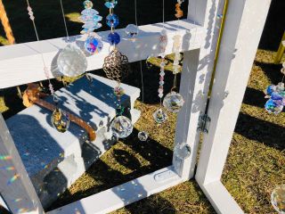 日光にあたると虹色がキラキラしています。