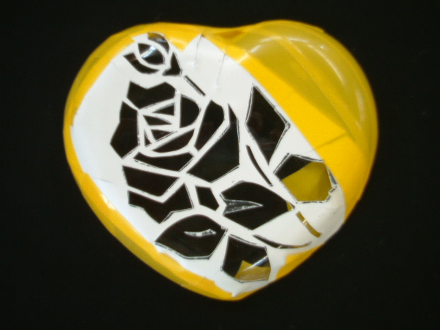 手順2 シートをカッターでカットし、模様にしたい部分を剥がします。