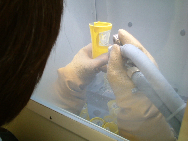 手順3 シートの剥がした部分に砂を吹き付けます。