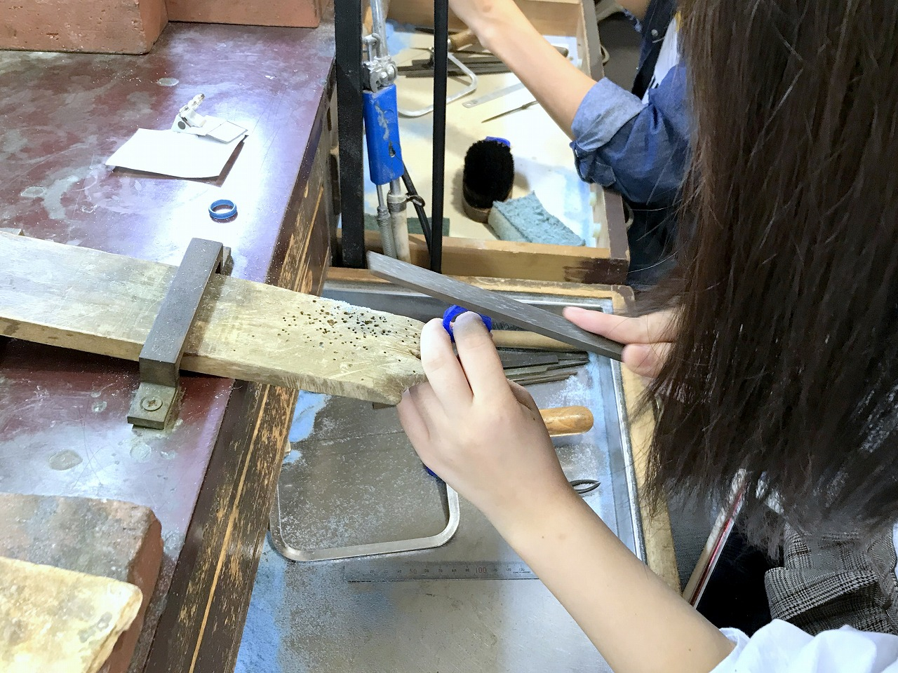 糸鋸やヤスリを使用してWAX(蝋)を加工していきます