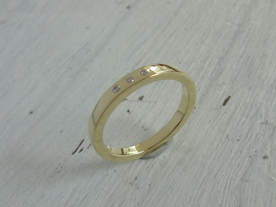 オプションでダイヤモンドや誕生石をお入れする事も可能です