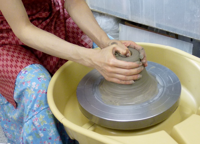 粘土の中心に窪みを作ります。