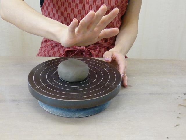 まずは粘土をロクロの中心にのせます。