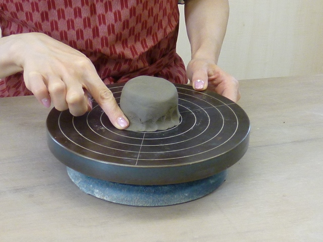 粘土をロクロに固定します。