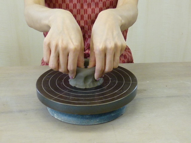 器の形を作っていきます。