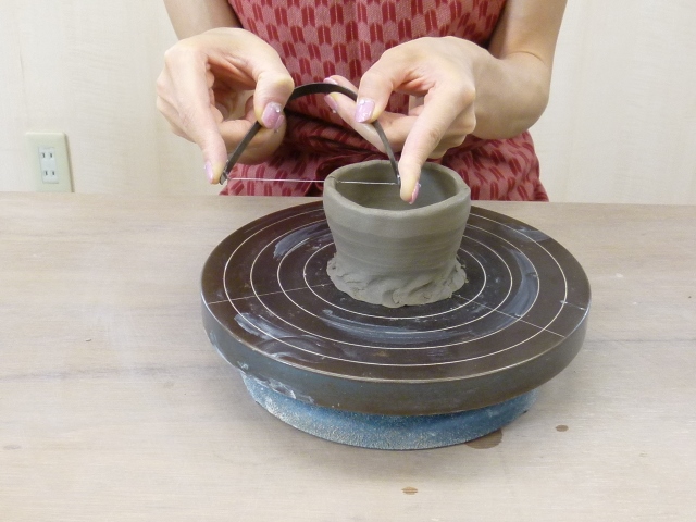 余分な粘土を切り取ります。