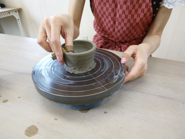 器の縁をきれいにします。