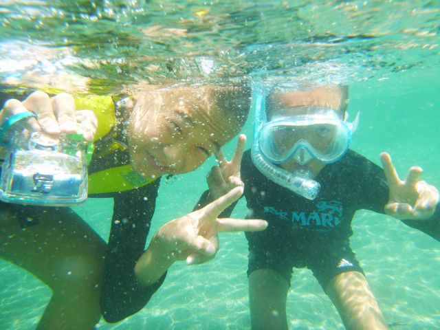 お昼休みは、ランチを済ませて海の中へ!!シュノーケルしたり、海水浴したり、岩場からのダイブをしたり!!思いっきり海を楽しんじゃいましょう!!
