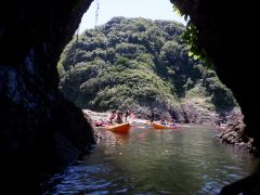 洞窟の中に入っていきますよ〜
