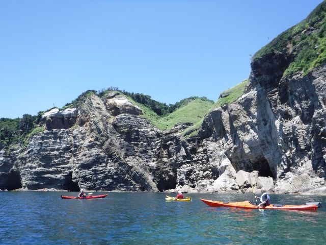 海のコンディションが良い時には外海に漕ぎだし断崖のそばまで探検に出かけます!