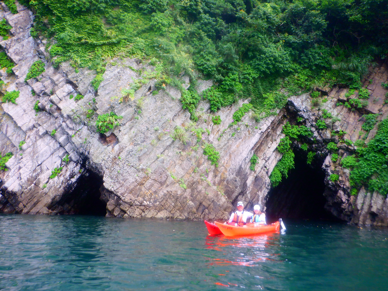 5角形や6角形の岩の柱「柱状節理」を間近で観察。