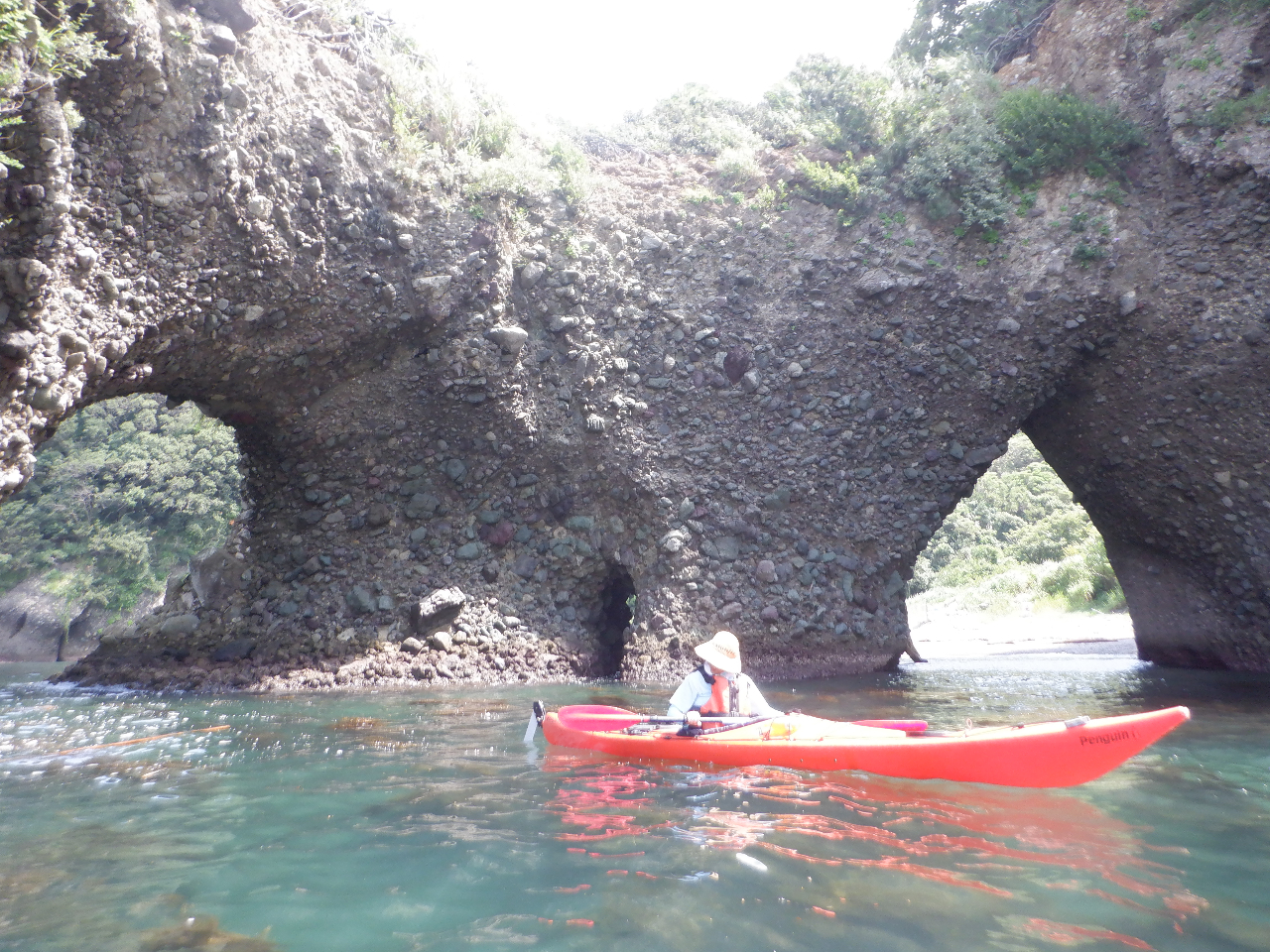 出発してすぐに自然のアーチが!!アーチをくぐって奥へと進んでいきます。