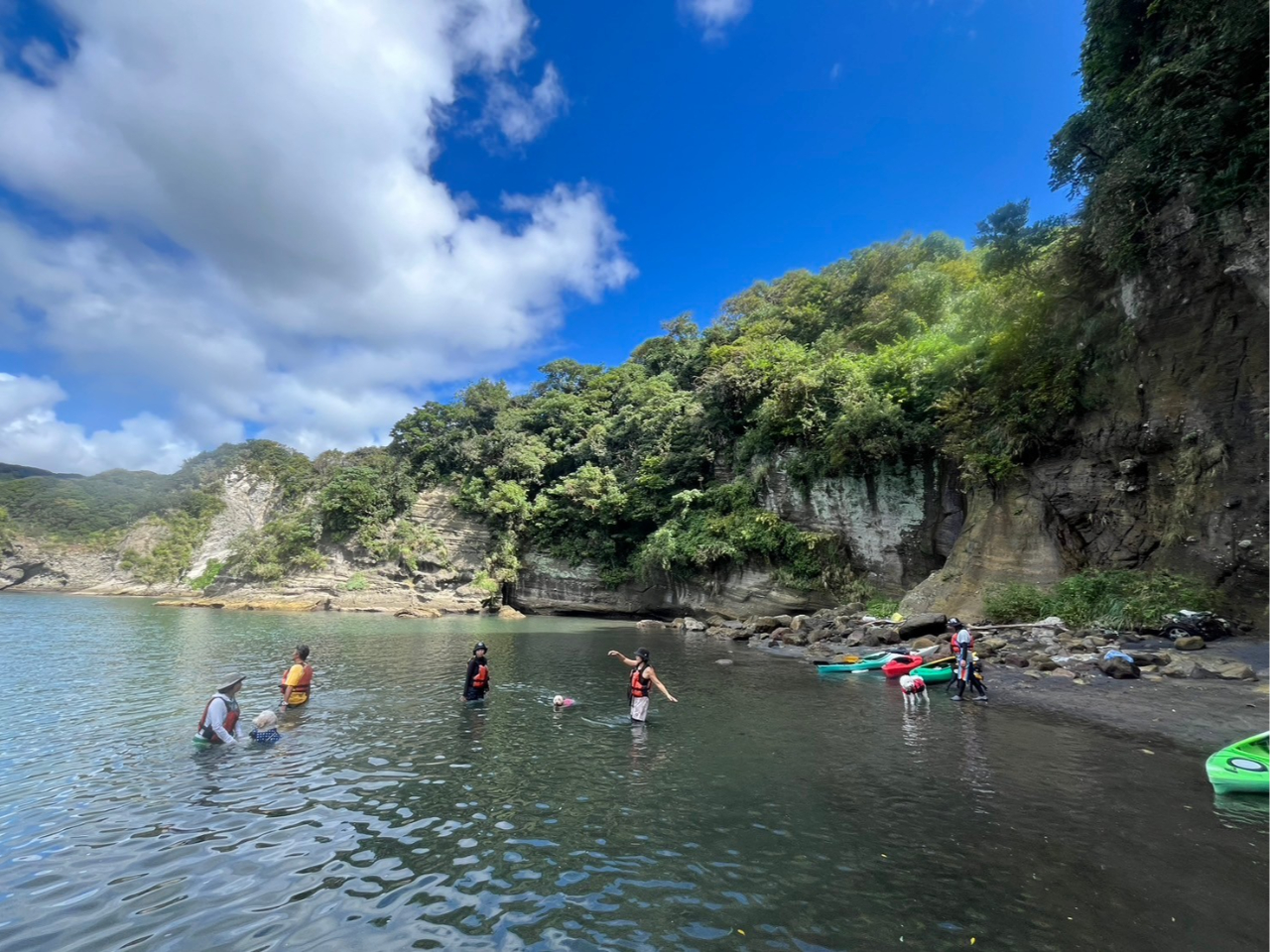 暑い日には小さな入り江でちょっとだけ海水浴!運が良ければシュノーケルもできるかも?!