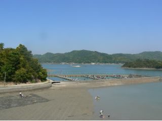 船で島に渡ります。渡し船に乗るだけでも楽しいですよ!