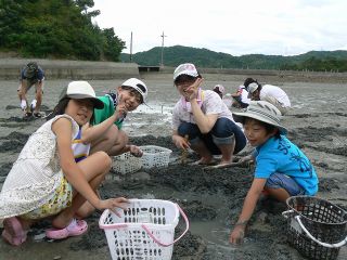 船で島に渡ります。渡し船に乗るだけでも楽しいですよ!
