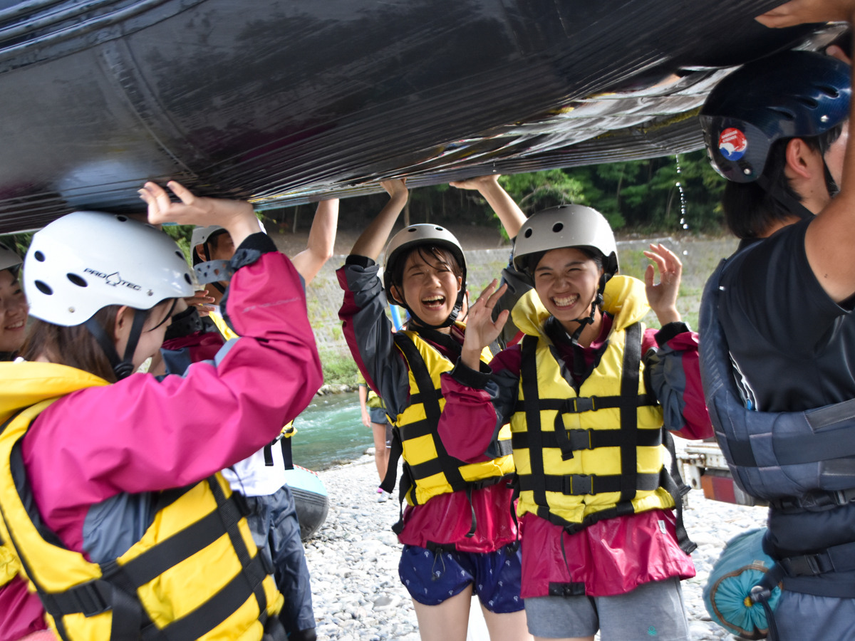 みんなで力を合わせて漕ぎ下るのラフティングの魅力!