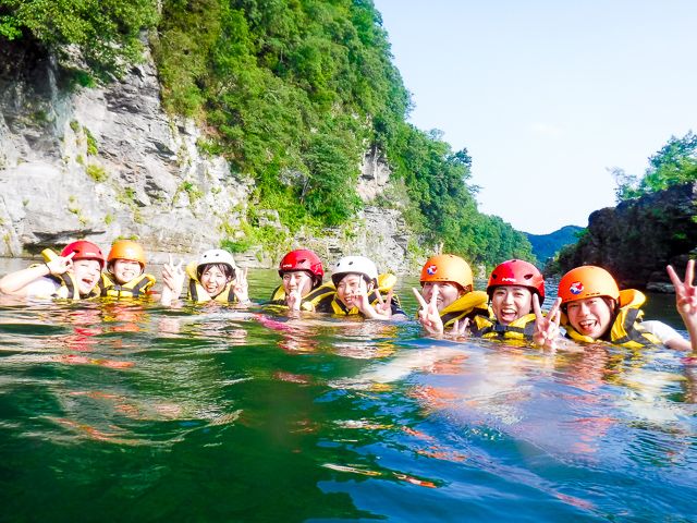 川のなかをぷかぷか浮かぶと気持ちい〜