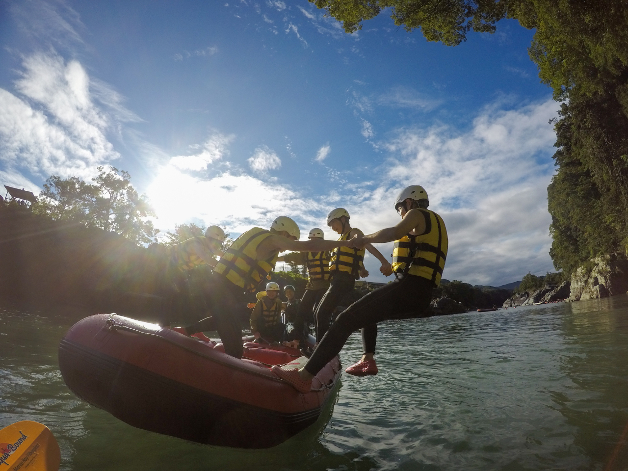 穏やかな流れではいろんな遊びが楽しめる。みんなで手を繋いで支え合って川に落ちないようにするゲーム(笑)