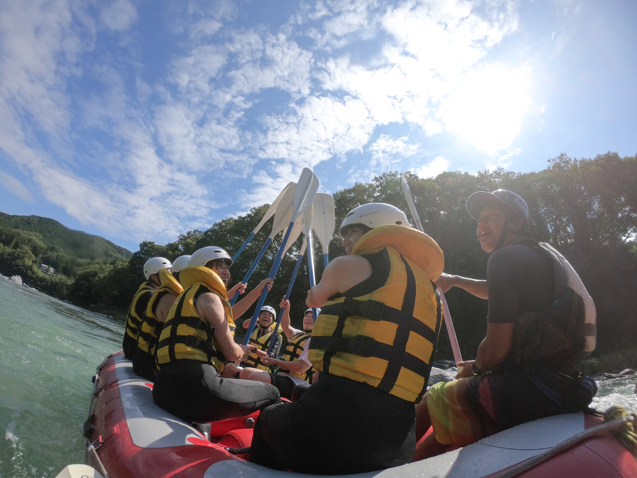 これこれ〜ラフティングといえばこれ!『みんなでパドルをあげて!いえーい』