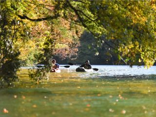 秋の湖面ののんびりトリップ。自然の音に耳を澄ませる至福の時間。