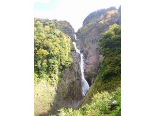 称名滝は落差350m、4段の日本一の滝です。