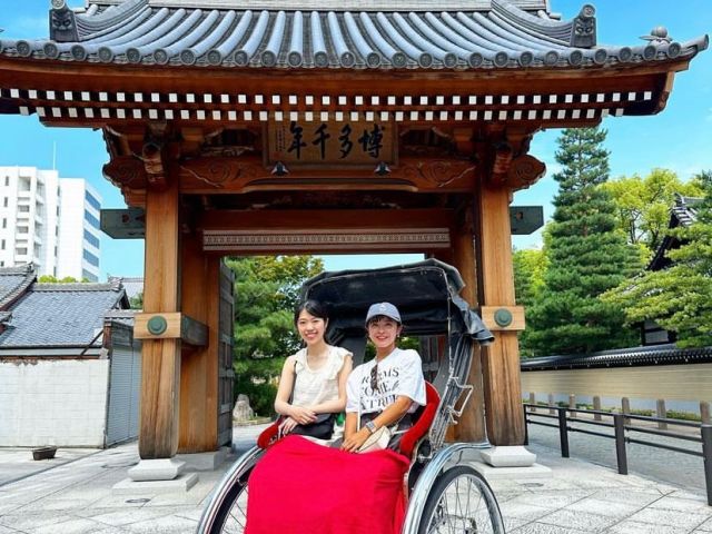 博多千年門前で記念撮影