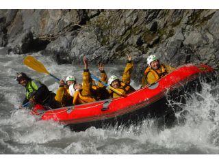 荒々しい岩壁と急流ポイント!